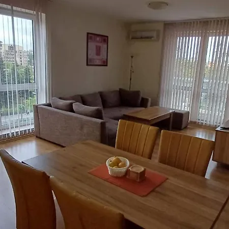 Reina Flores Park Apartman Napospart